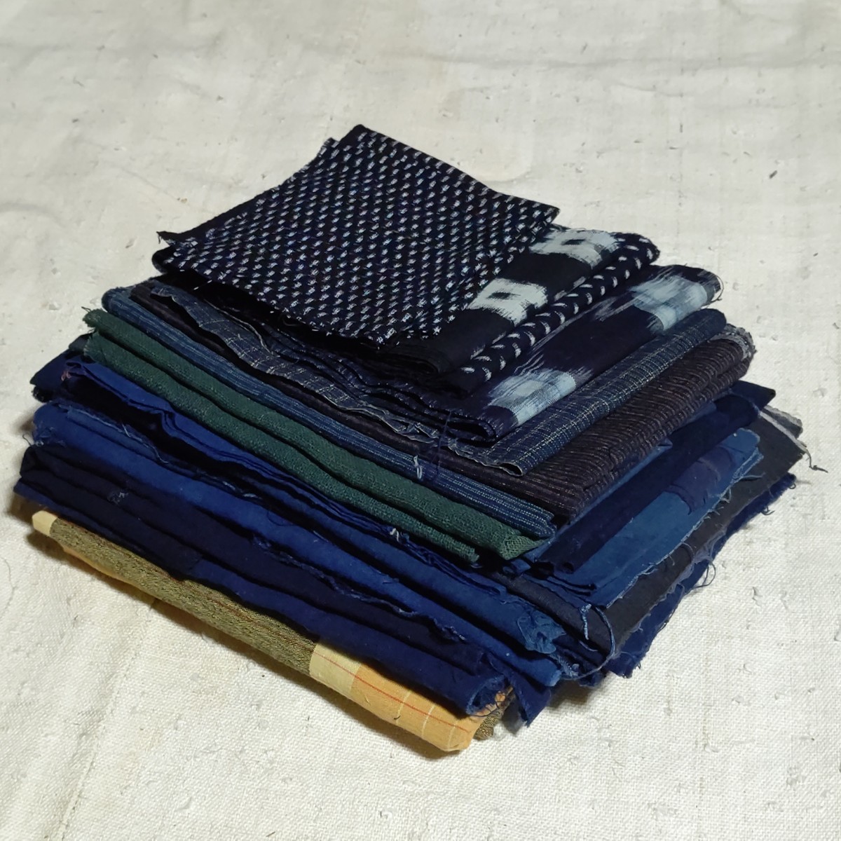 【古い布】木綿 端切れ はぎれ 絣 絵絣 縞 無地 藍染め さまざま まとめて 約1Kg 古布 古裂 和装 アンティーク リメイク素材 A-106