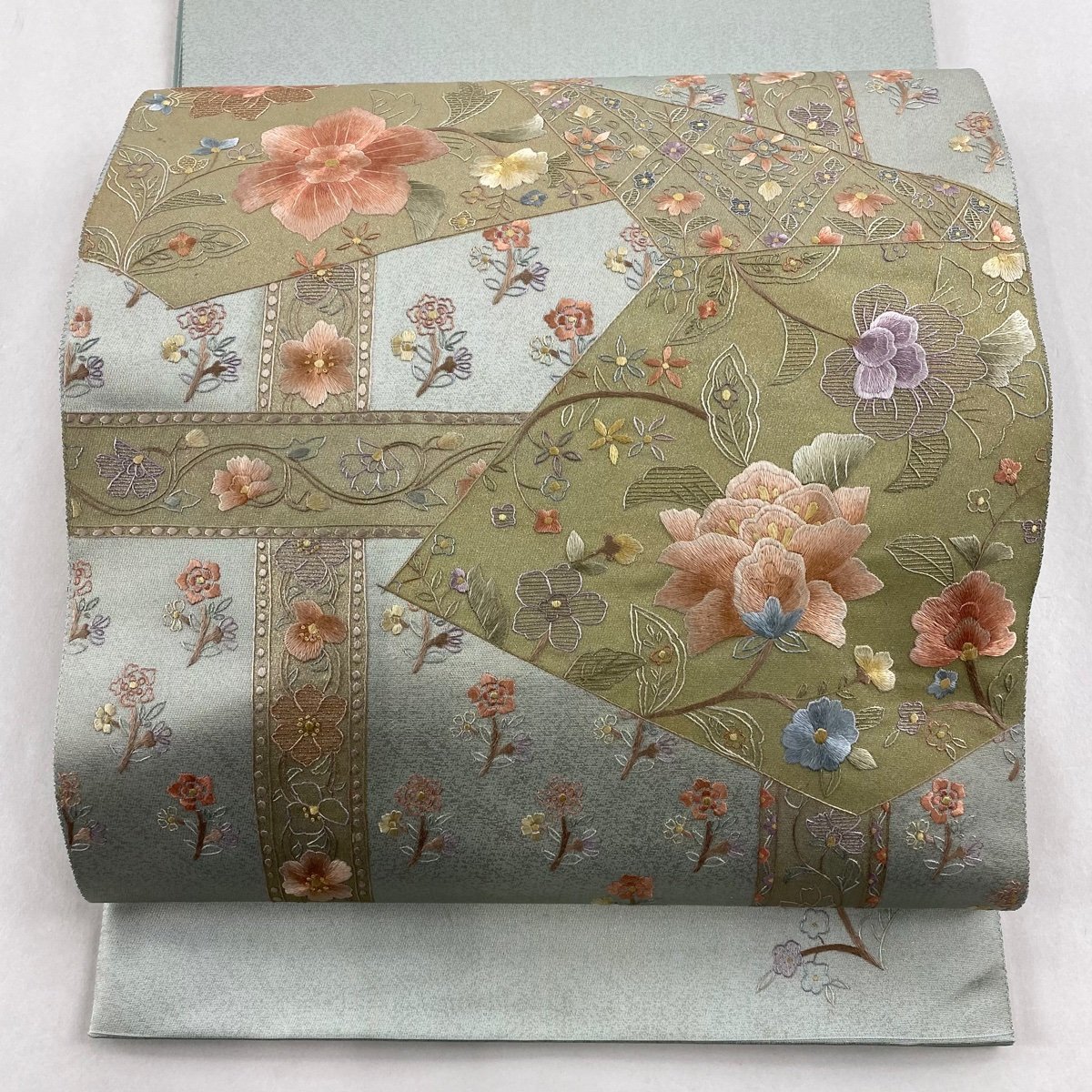 袋帯 秀品 草花 刺繍 金彩 薄緑 お太鼓柄 正絹 【中古】 秀品 袋帯 お太鼓