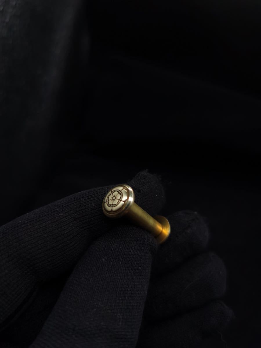  s-029 ネジ目釘 織田木瓜紋 日本刀 武具 刀装具 柄前金具 銅製 小道具 鍔 目貫 縁頭 拵(鍔、刀装具)｜売買されたオークション情報、yahooの商品情報をアーカイブ公開 - オークファン 鍔、刀装具