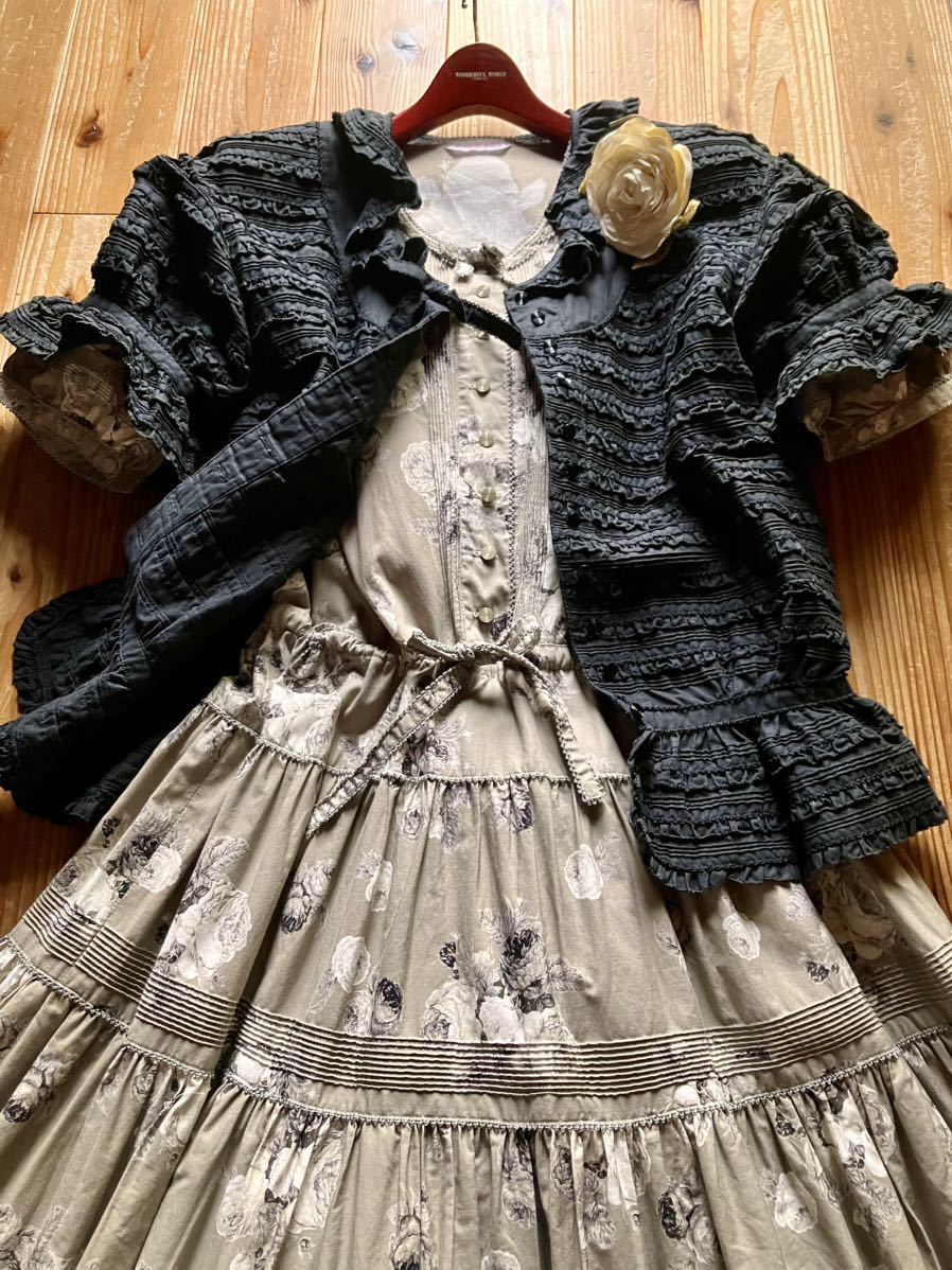 美品　ワンダフルワールド（カネコイサオ）綿☆豪華　ピコフリルとピンタック　ヨーク襟　半袖ブラウス　クロ