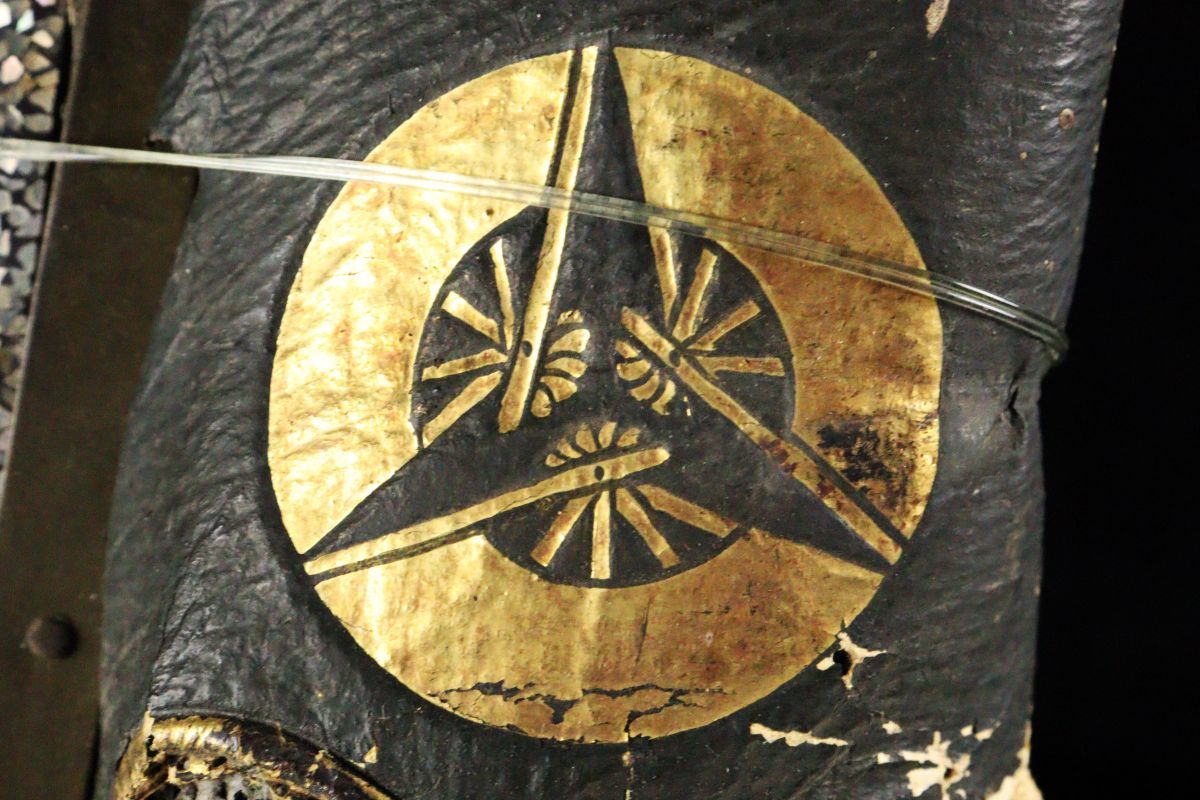 時代 総螺鈿細工 金蒔絵家紋入箙 矢筒 弓矢 鏃付き 10本 竹矢 金羽 弓道具 時代武具 全長85.5cm 5766qrp(弓道)|売買され ...