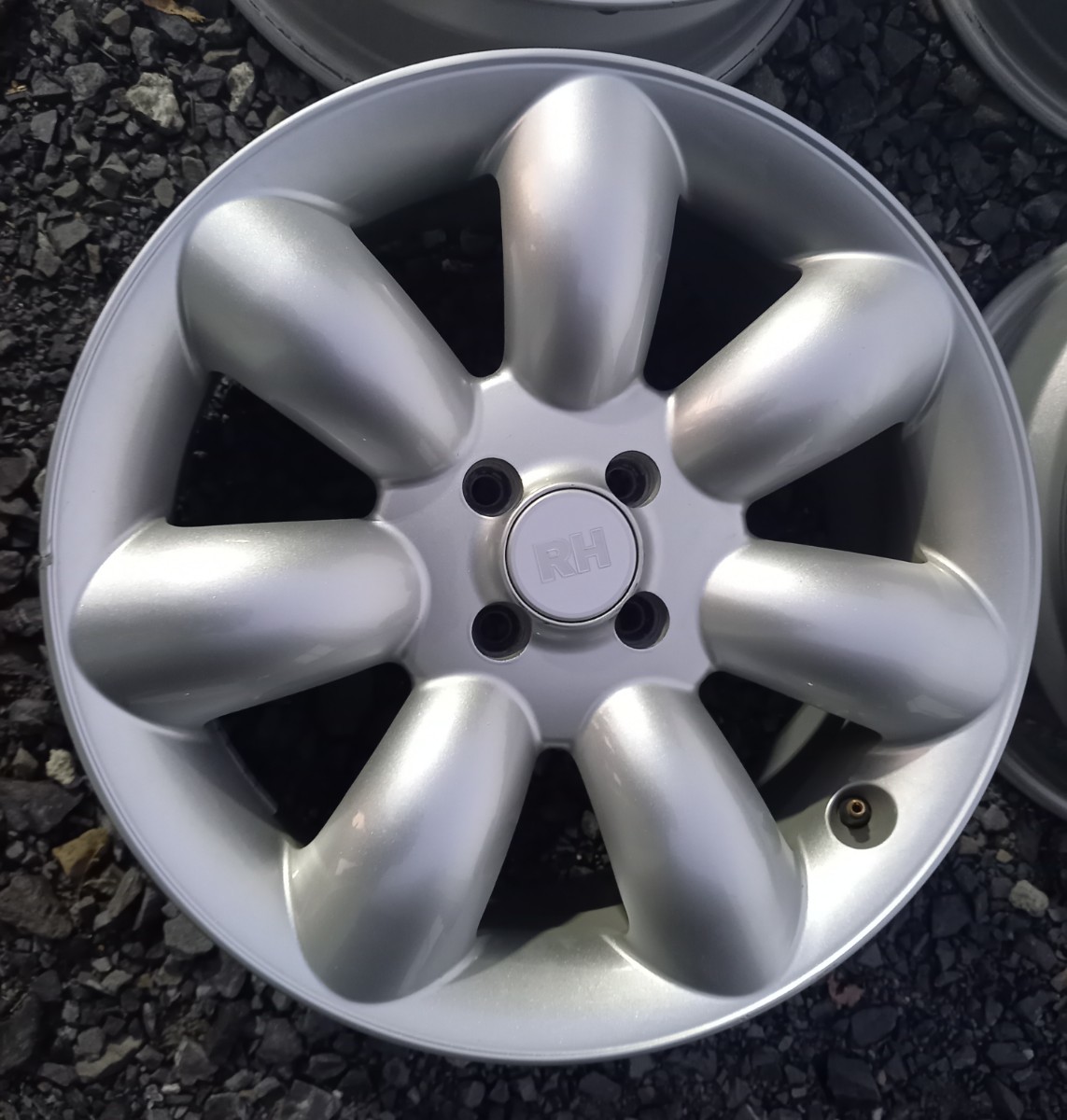 そこそこ 美品 RH NAQ マキシライト MAXILITE 17インチ 7J +35 PCD 100 