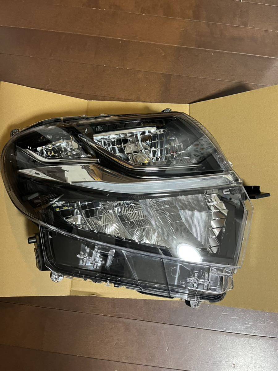 ダイハツタント 右ヘッドライト LA650.660 純正品番81130-B2760 ②の 