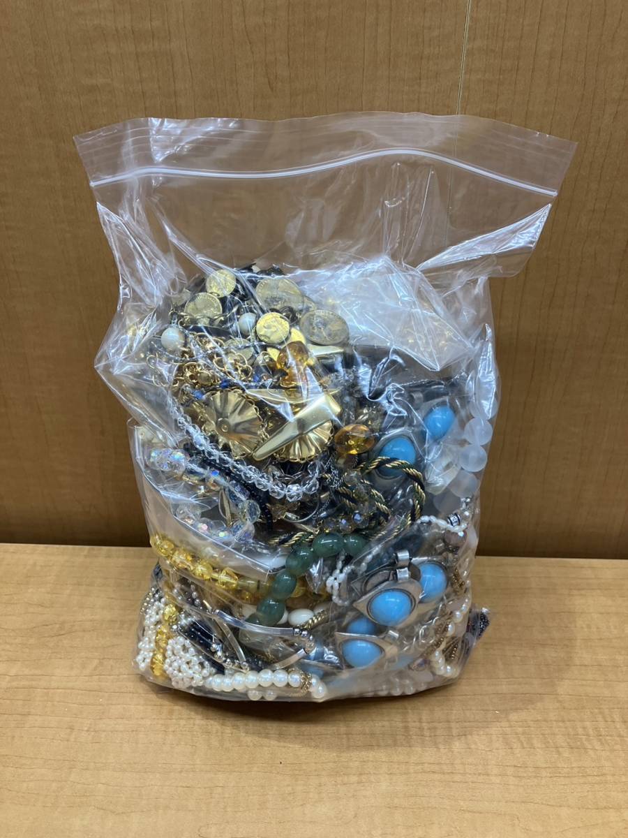 M【7C51、8C7】　アクセサリーまとめ　大量　総重量　約3kg　ネックレス　ゴールド　メッキ　真珠　シルバー　現状品の出品です。
