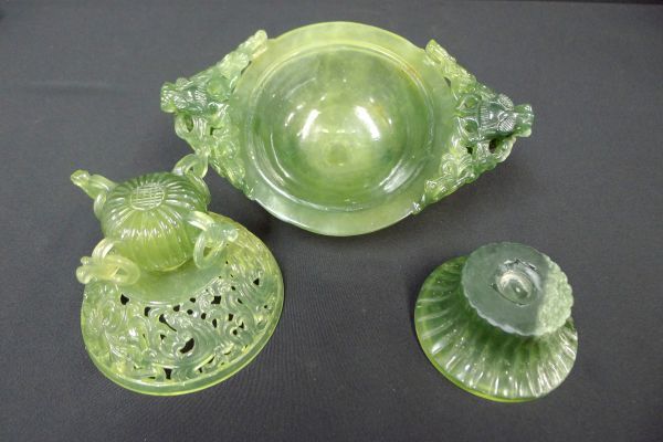 中国　玉石翡翠彫刻　獅子摘　龍刻　双耳遊環　飾壷　香炉　唐木台付　M　R8288 中国 玉石翡翠彫刻 獅子摘 龍刻 双耳遊環 飾壷 香炉 唐木