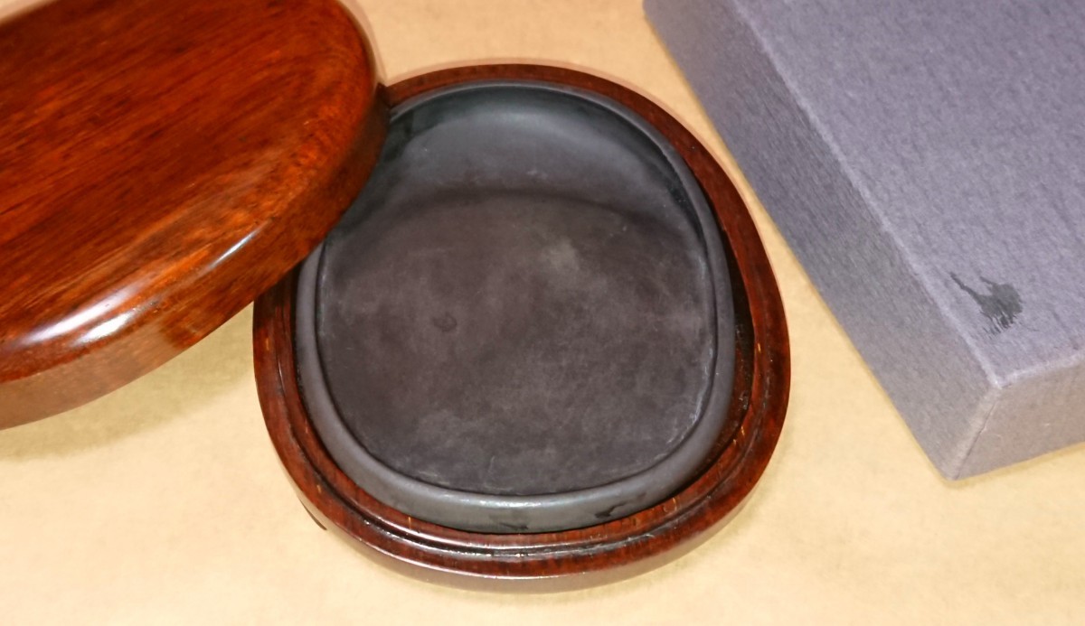 中国 高級硯「端渓硯 上麻子坑」楕円型 ４寸サイズ 実売12000円位の品 書家の愛蔵品 古玩 書道用品 かな細字作品・写経・実用書に最適