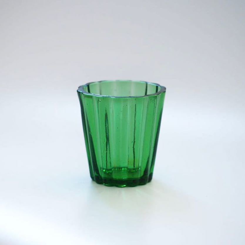 骨董　時代ガラス　希少　霰プレス　フリル　フォレストグリーン　濃緑色　氷コップ 緑色ガラス コップ # 猪口 時代 大正 昭和 型吹き プレス 氷コップ