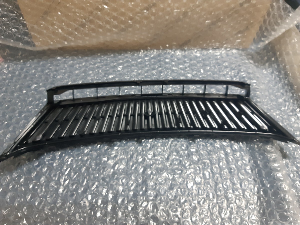 60ハリアー前期 フロントグリル 新車純正 - ハリアー 前期 グリル 新車