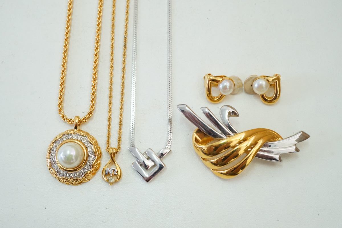 B94 NINA RICCI/MONET/D 