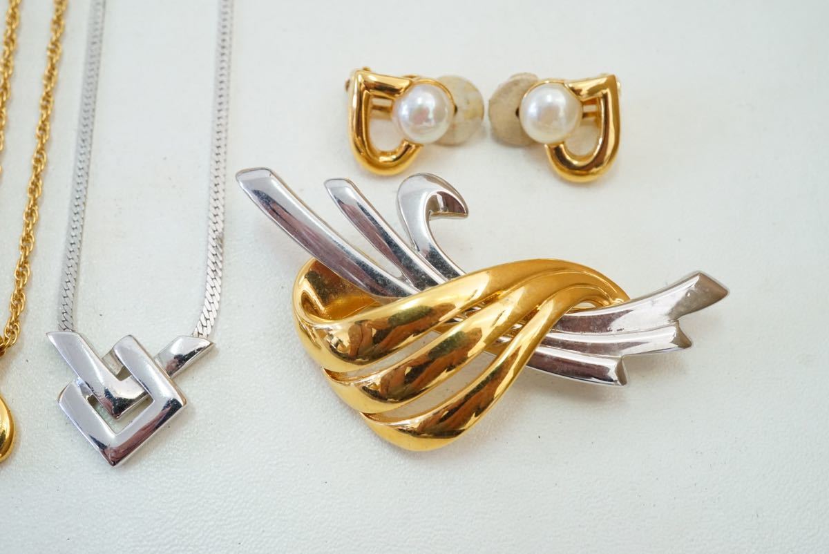 B94 NINA RICCI/MONET/D 