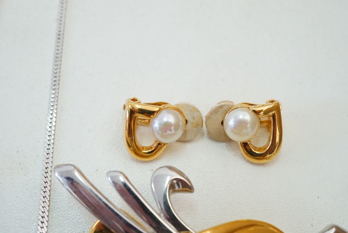 B94 NINA RICCI/MONET/D 