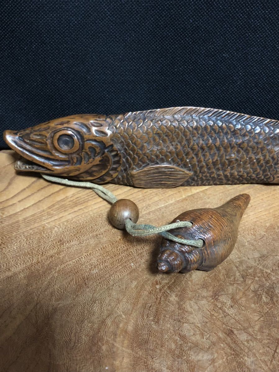提物】木彫り 魚形 煙管（キセル）筒・緒締・貝形 根付・キセル付・差