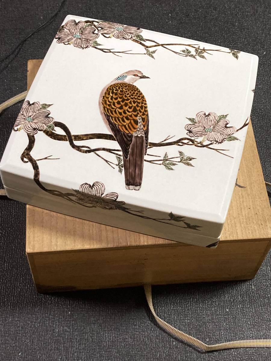 ☆ 影山明志 ☆「色絵 雉鳩 花水木紋 四角陶筥」 色絵磁器 箱物 傷