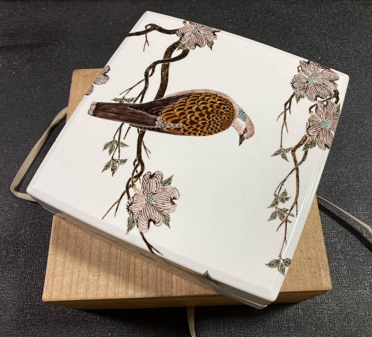 ☆ 影山明志 ☆「色絵 雉鳩 花水木紋 四角陶筥」 色絵磁器 箱物 傷