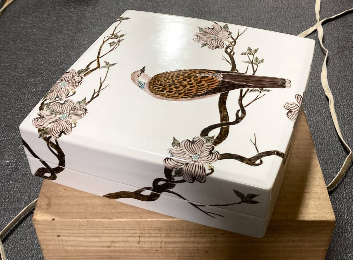 ☆ 影山明志 ☆「色絵 雉鳩 花水木紋 四角陶筥」 色絵磁器 箱物 傷