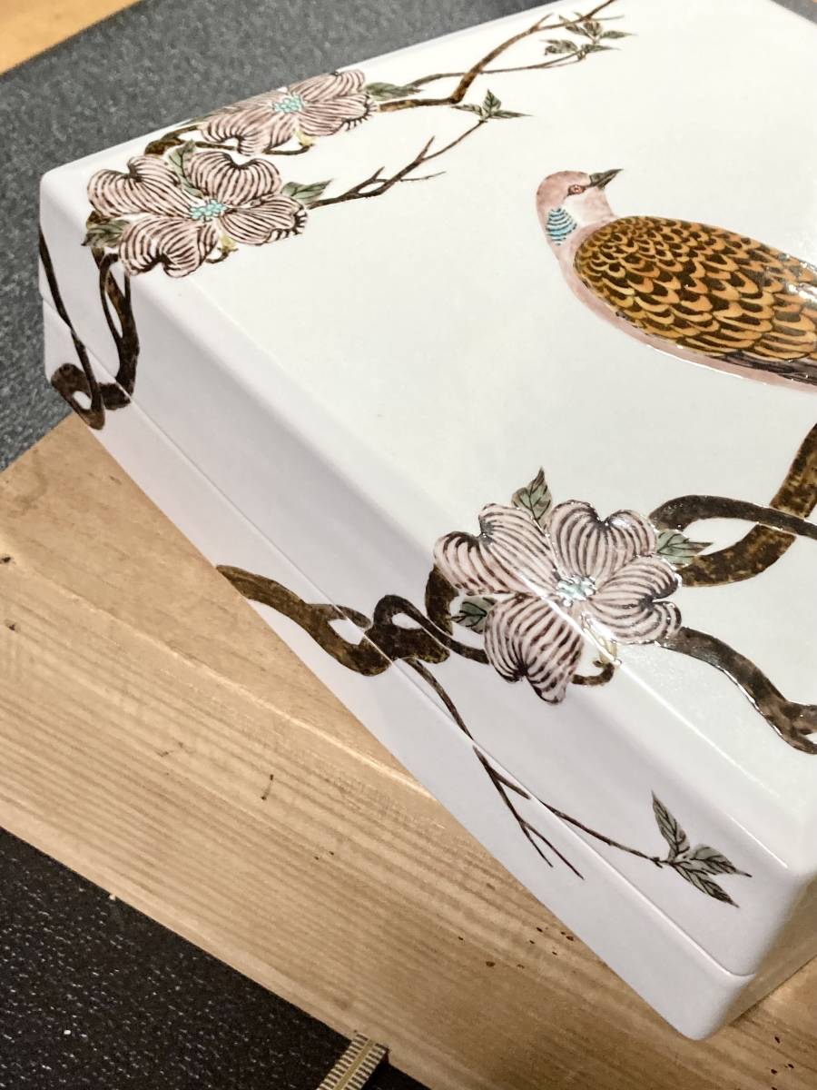 ☆ 影山明志 ☆「色絵 雉鳩 花水木紋 四角陶筥」 色絵磁器 箱物 傷