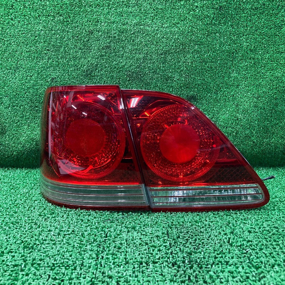 中古 アクア DAA-NHP10 右テールランプ 1NZ-FXE 1F7 52-252 81560