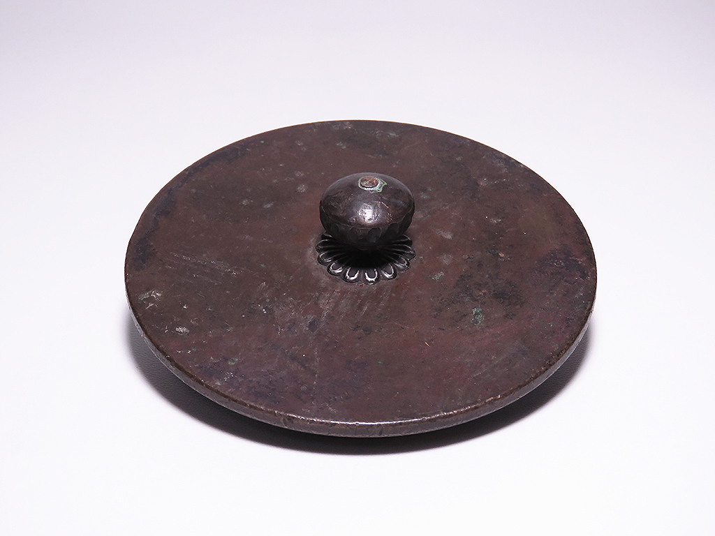 日本製の鉄瓶の蓋.銅製.在銘.中古使用品.つまみは壊れてい