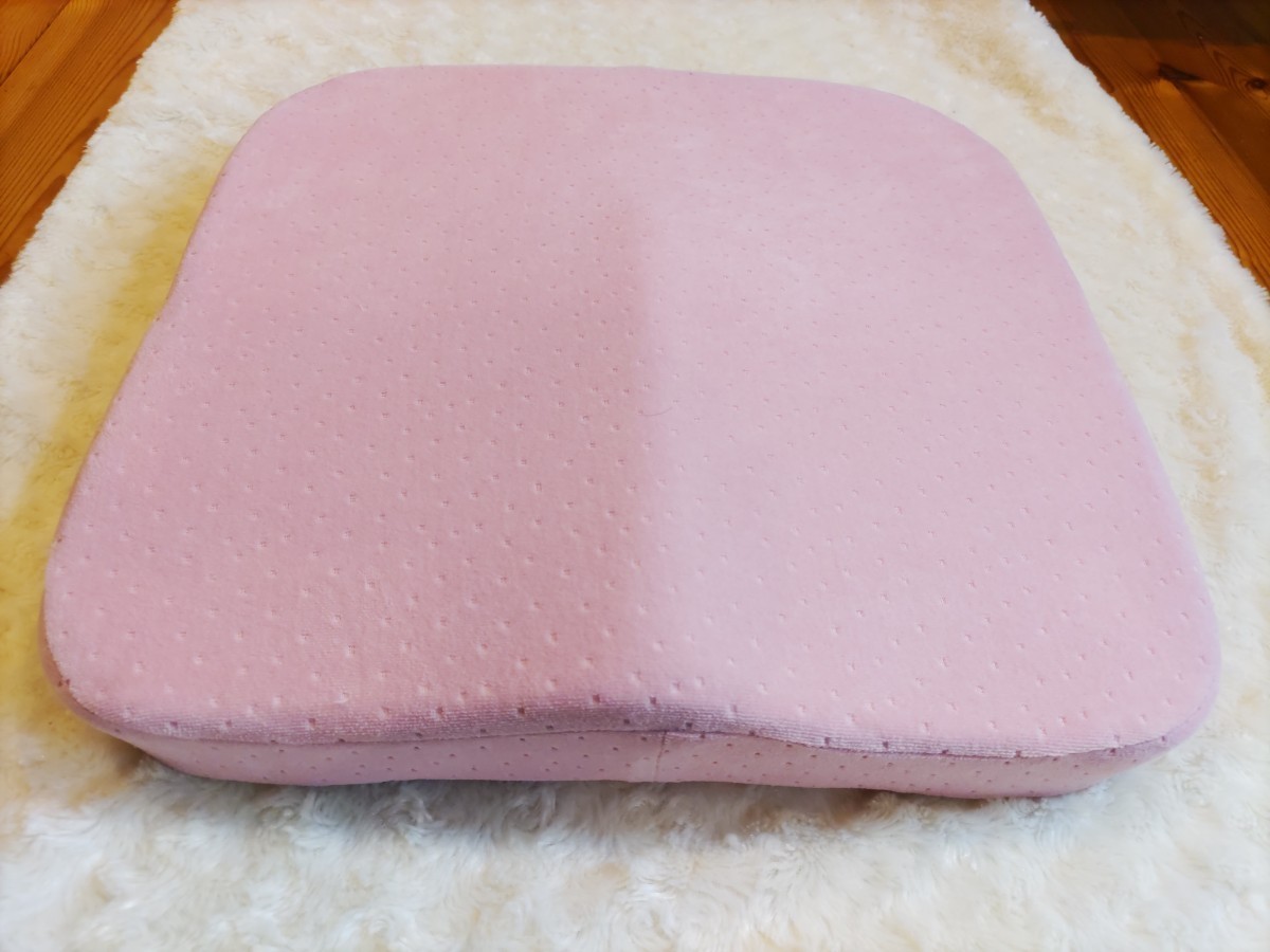 ☆美品☆車椅子用 クッション 介護 【理学療法士監修】 低反発 お尻が痛くならない 立体成型 洗えるカバー 滑り止め(ピンク)_1