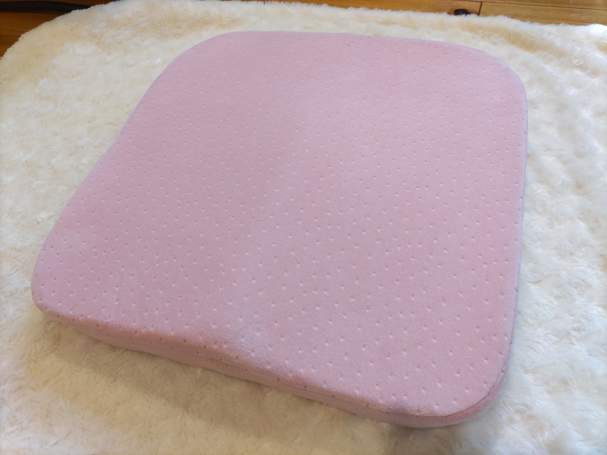 ☆美品☆車椅子用 クッション 介護 【理学療法士監修】 低反発 お尻が痛くならない 立体成型 洗えるカバー 滑り止め(ピンク)_2