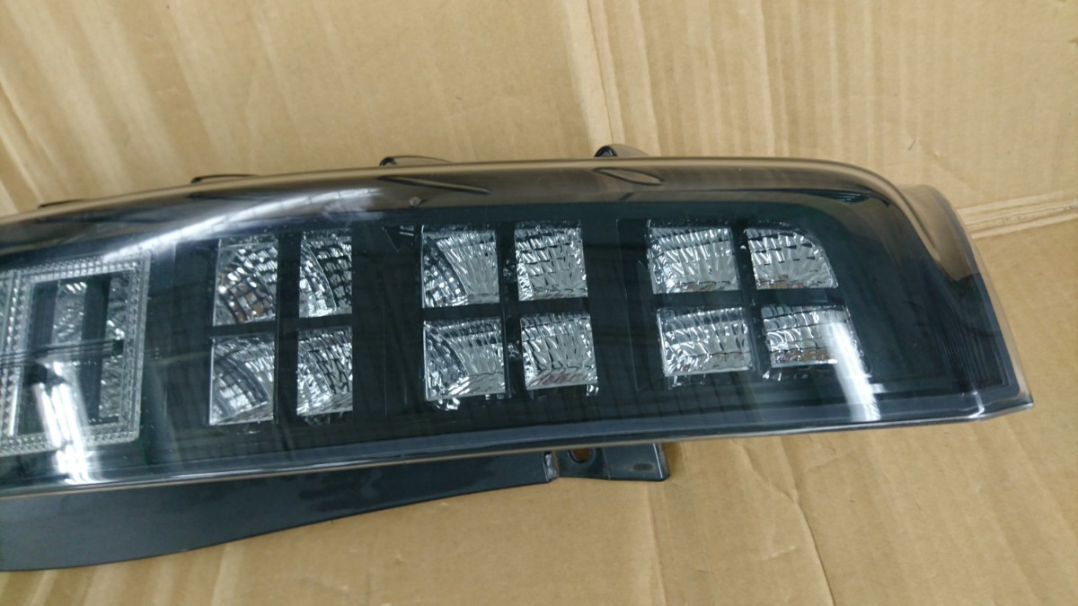 ヴォクシー 前期 テールランプ ZWR80 ⁄ 本物保証，100%新品 良品 前期