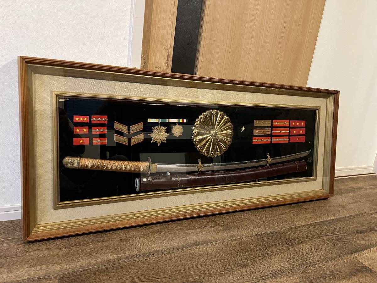 ★希少 日本陸軍 軍刀(模造刀)/菊紋/五芒星/金鵄 旭日勲章/肩章 襟章 階級章(少将 大中小佐官 尉官 曹長軍曹伍長兵長上等 複製品) 額装