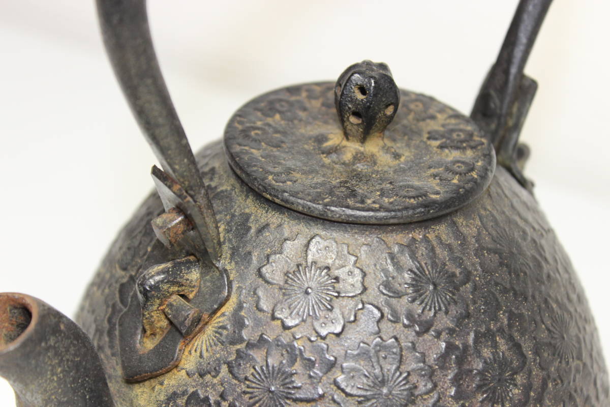 砂鉄瓶 /利祥 詳細不明アンティーク/南部鉄器 砂鉄 桜模様 品 急須
