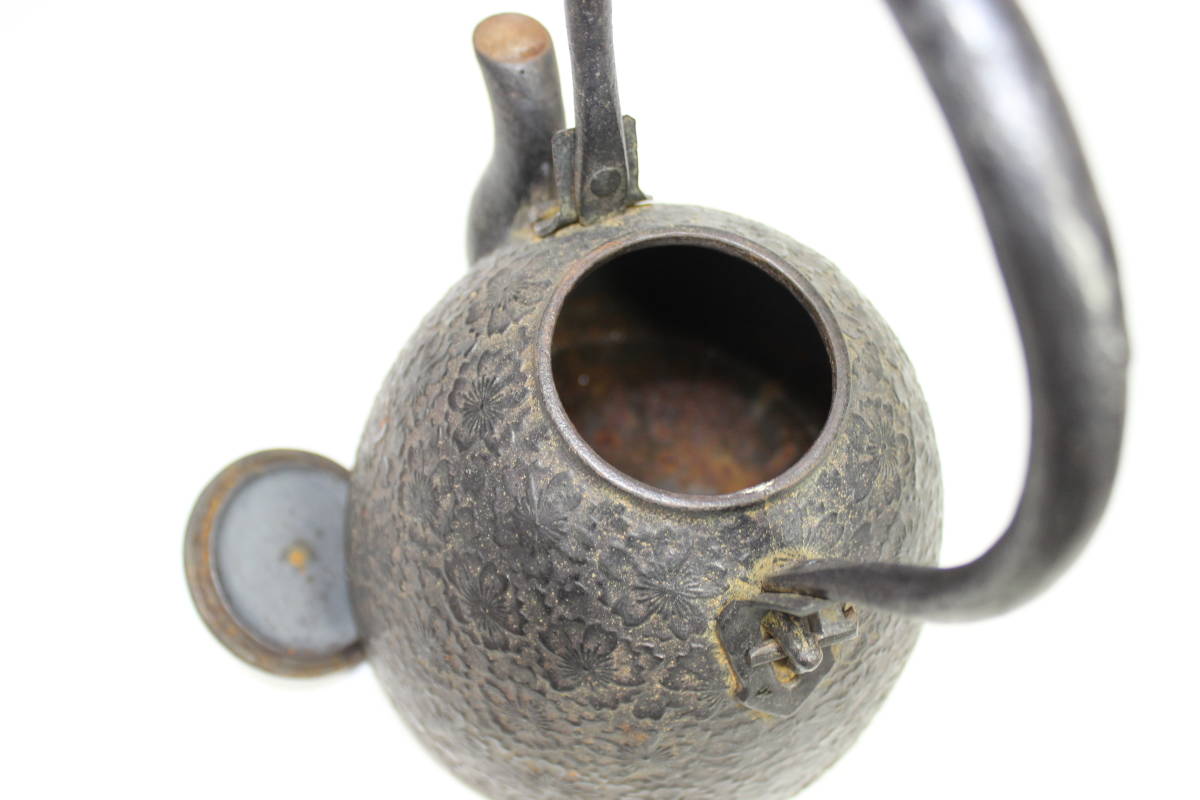 砂鉄瓶 /利祥 詳細不明アンティーク/南部鉄器 砂鉄 桜模様 品 急須