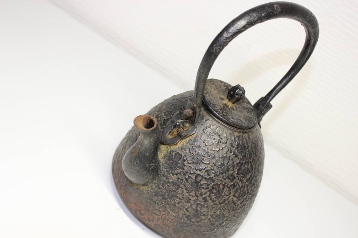 砂鉄瓶 /利祥 詳細不明アンティーク/南部鉄器 砂鉄 桜模様 品 急須
