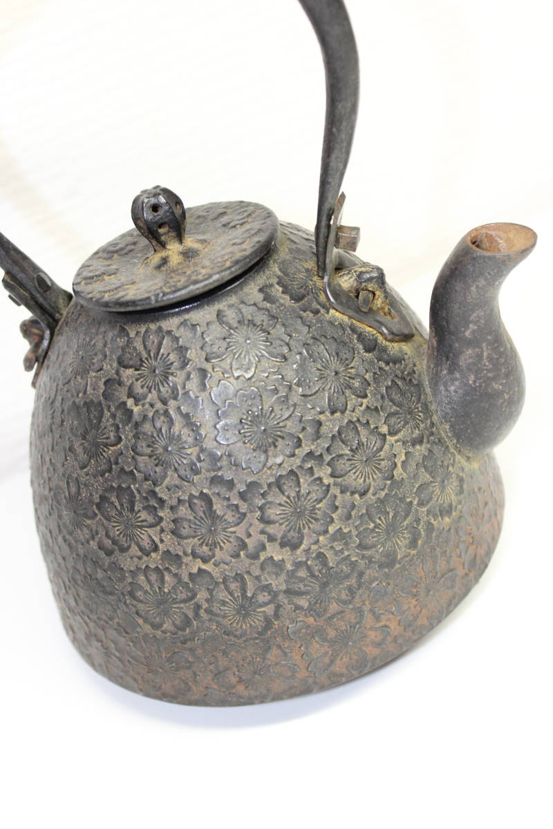 稀少南部鉄器　老砂鉄瓶 古董品 時代品 在銘 砂鉄瓶 /利祥 詳細不明アンティーク/南部鉄器 砂鉄 桜模様 品 急須