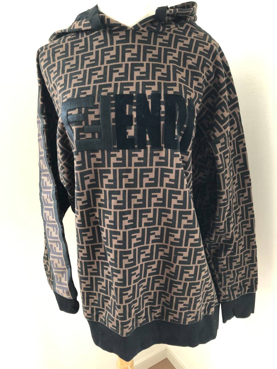 FENDI　フェンディ　パーカー　Mサイズ　ブラウン総柄　美品　