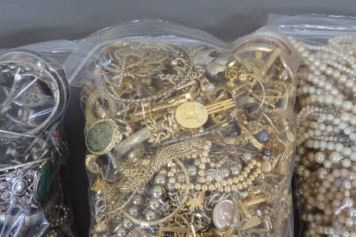 イミテーションアクセサリー約3.7kg 1円～ イミテーションアクセサリー まとめ売り 約18.9kg ゴールド