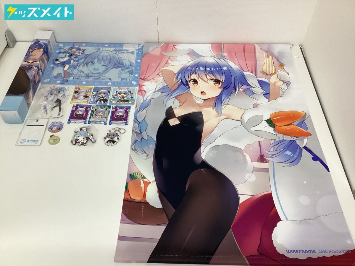 【現状】 VTuber ホロライブ グッズ まとめ売り キャラ分け 兎田ぺこら アクキー アクスタ ラバスト カード タペストリー 他