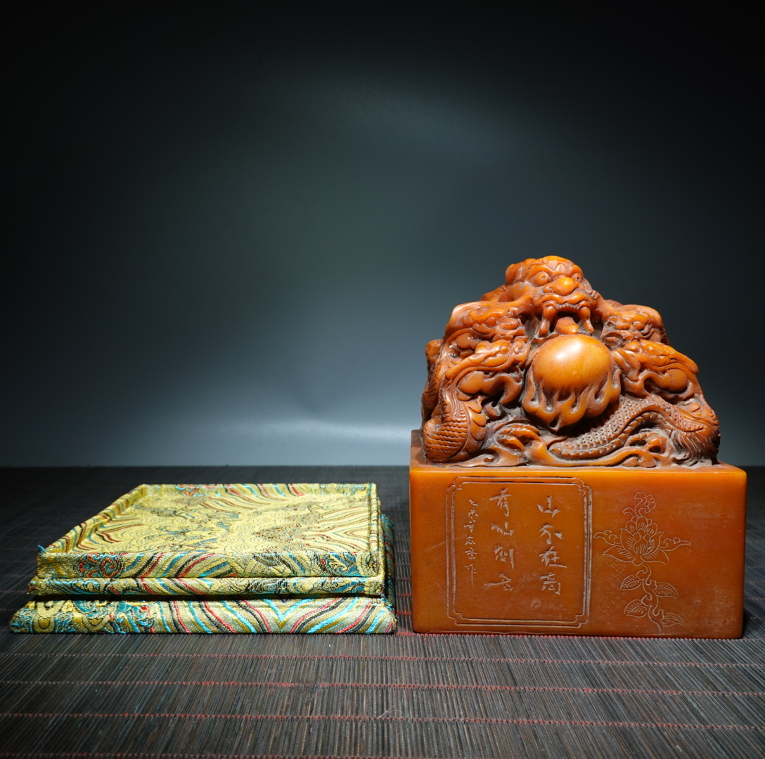 中国骨董　旧蔵書道珍品清の時代龍彫刻古玉筆置き希少貴重古くから愛用され玉製筆置き 珍品旧蔵 清代 古壽山石彫 手工彫九龍玉璽 印章 印鑑 時代物 古董品