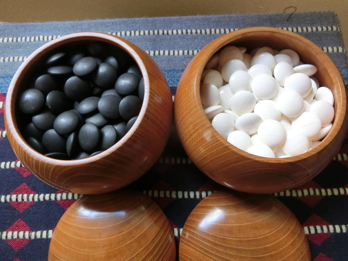 【34号】 蛤碁石 那智黒付 (白182個/黒185個入り) 碁石】34号蛤碁石，那智黒と碁笥（白 182個、黒 183個） 碁盤