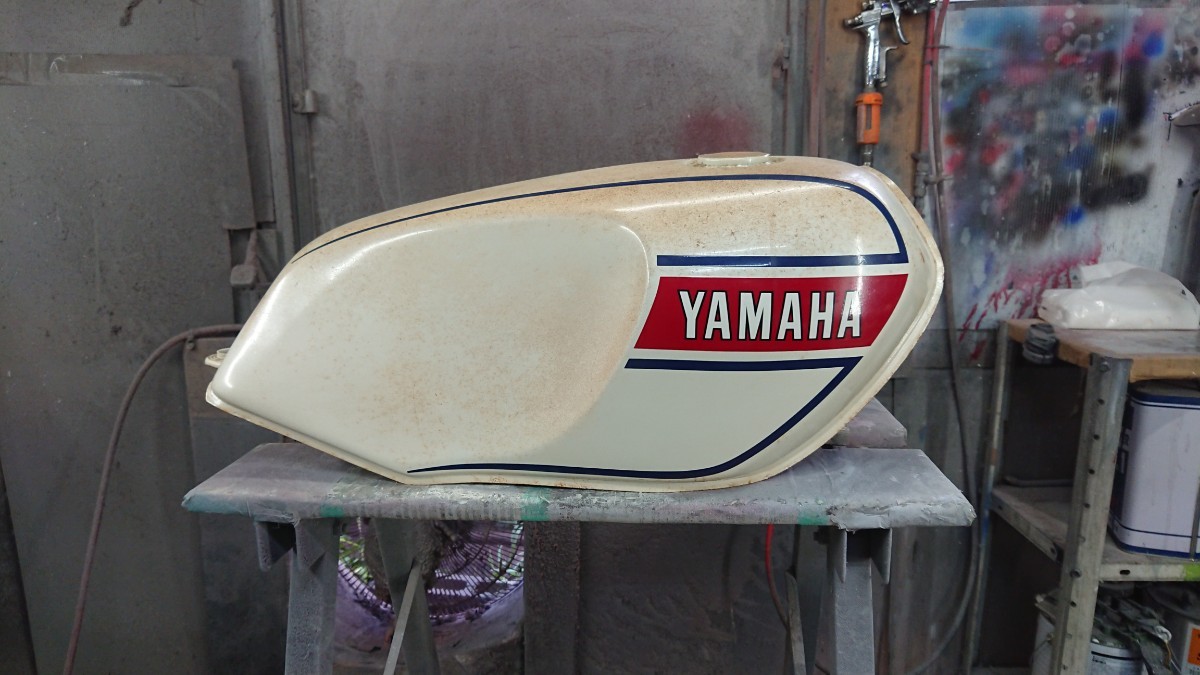 お手持ちのRZ250外装一式の凹みサビを取り鈑金と塗装を致します♪ 鈑金塗装作業のみの出品になりますのでご注意下さい