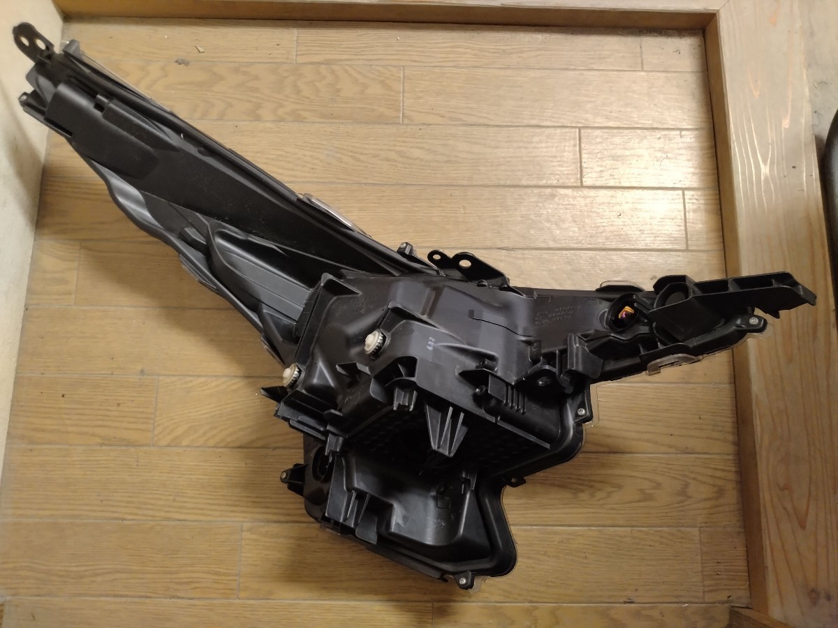 トヨタプリウス ZVW55S 中古左ヘッドライトユニット 取付部かけ有り
