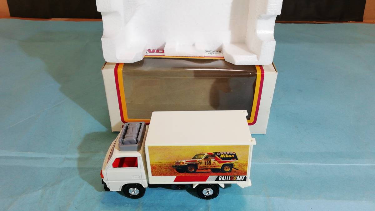 トミカダンディー　キャンターアルミバン