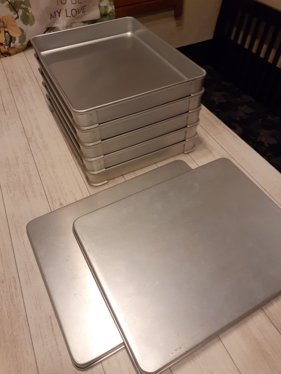 12月18日まで★ 餃子 バット　6個( 蓋付き2個蓋なし3個、サイズ違い蓋なし１個) 中古