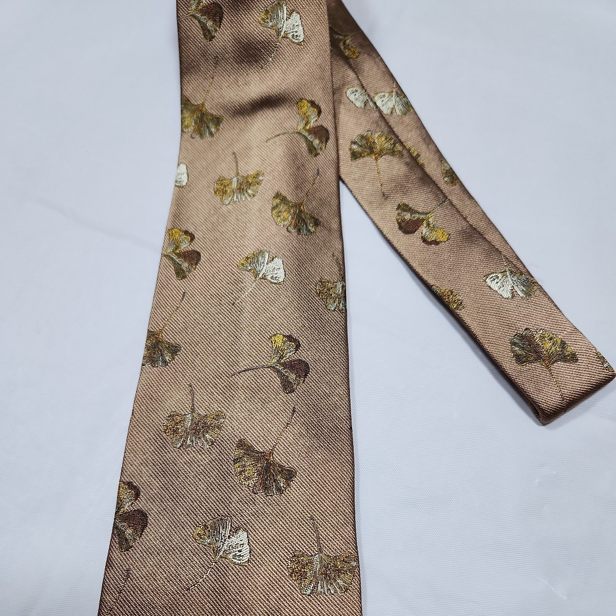 Karl Helmut. カールヘルム　銀杏?ネクタイ