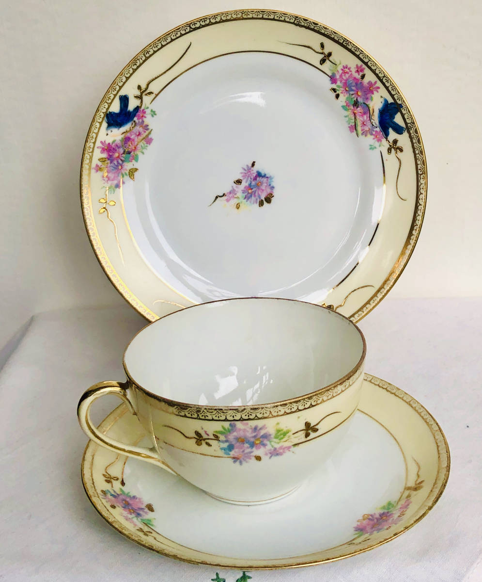 １９１０年　 　　　オールドノリタケマルキ印ハンドペイント桜と青い鳥パターンテイーカップアンドソーサートリオ　　F