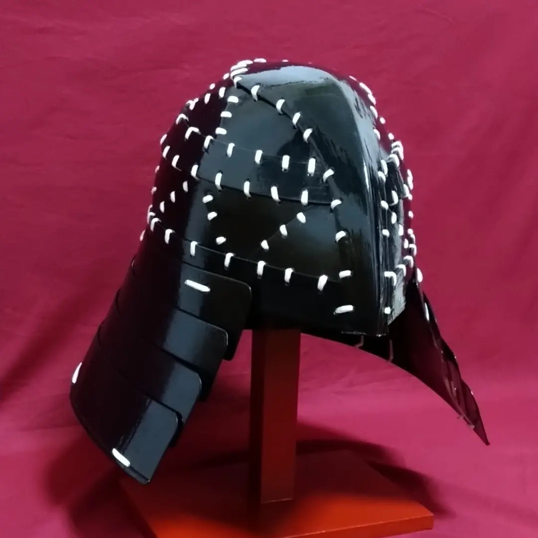 紙製　衝角付冑　三角板　錣４段