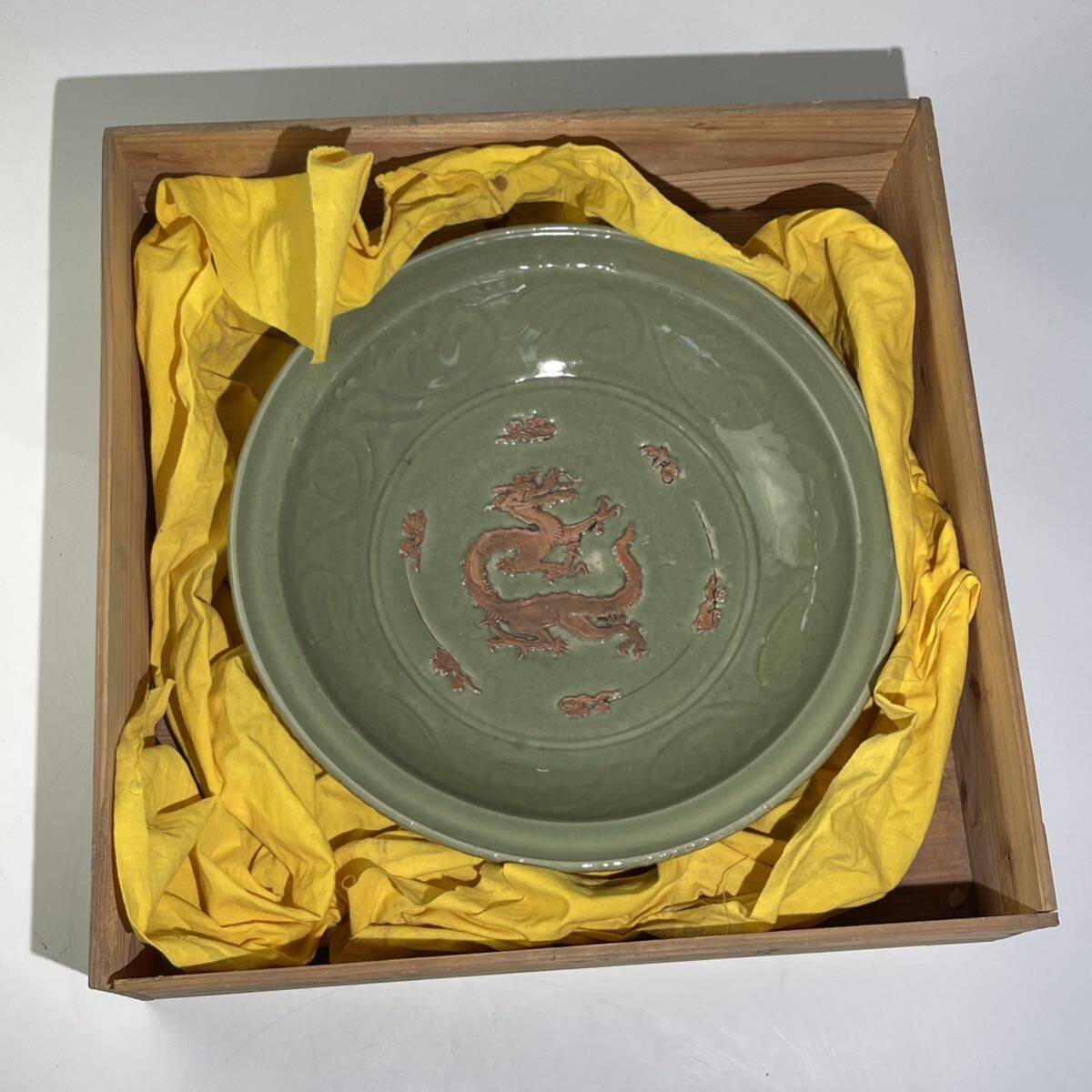 双龍図陽刻青磁鉢 平皿 大皿 箱付 / 時代物 中国美術 青磁 皿 検索