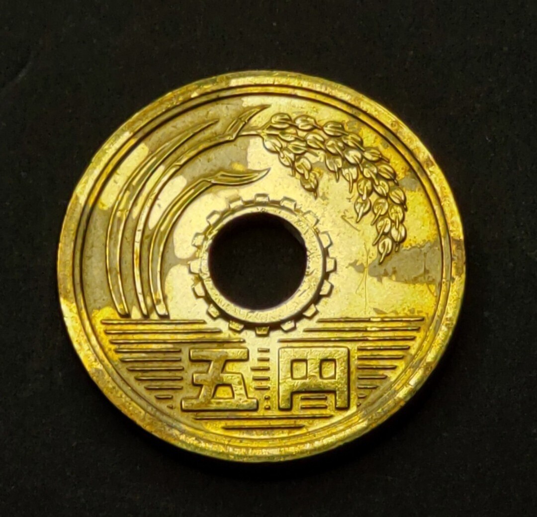 □《超希少品・模様珍・穴ずれエラー》☆5円玉黄銅貨☆模様珍 穴ずれ