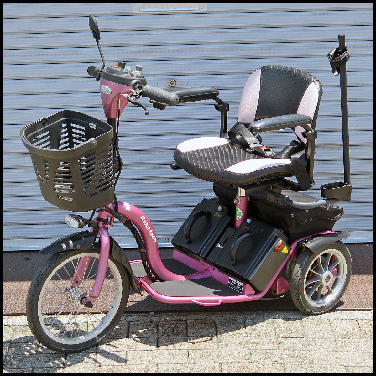 S637 小回りができて女性でも操作しやすい!ハンドル型三輪電動車いす 