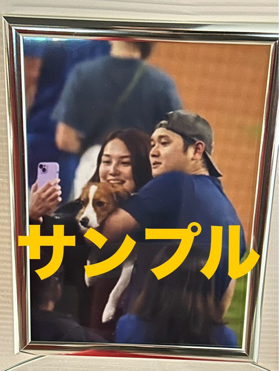 大谷翔平　A4写真　デコピン　真美子夫人　3ショット　フレームカラー銀色　他にも多数出品してますので是非ご覧下さい_1