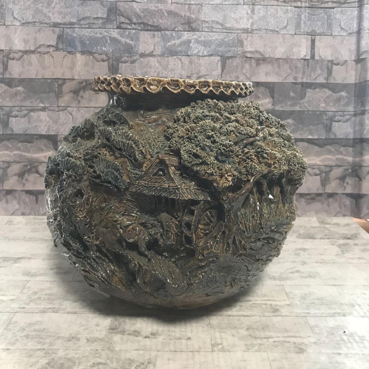 鈴鹿焼・萬古焼・杉野玉龍作・浮彫盛上山水風車図・壺・床飾り・飾り壺