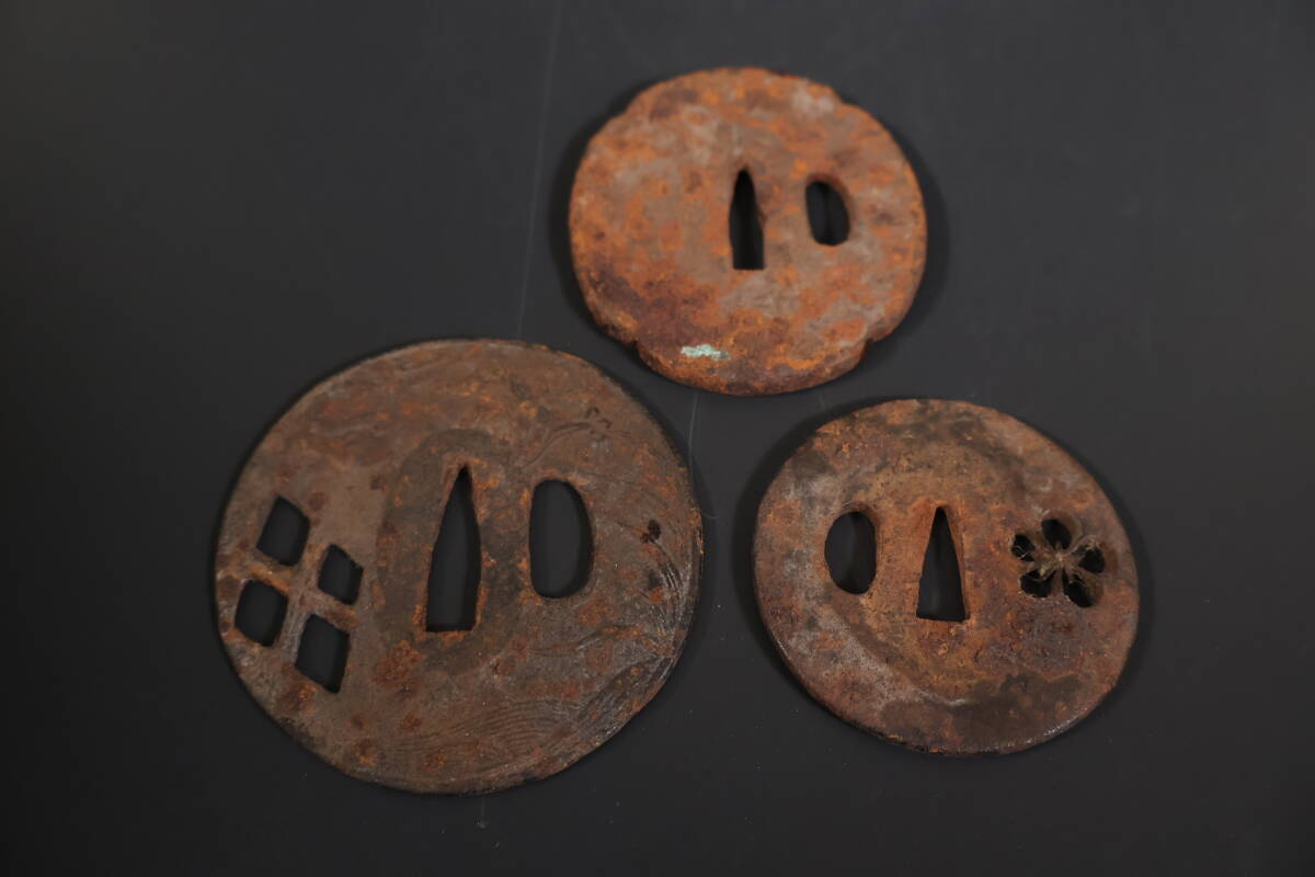 日本刀 鍔 時代物 刀装具　3 和】(A1394) 時代古作 時代物刀鍔 三種 日本刀 刀装具 鉄地鍔 【公式通販】