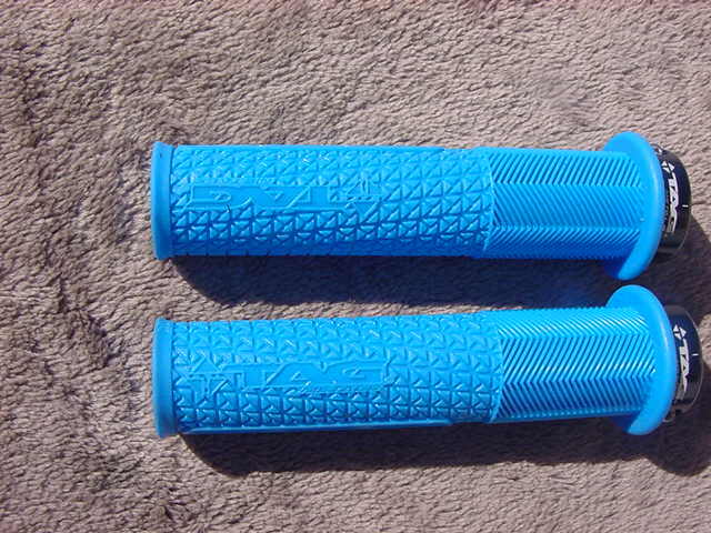 TAG Metals T1 Braap LOCK-ON Grips Blue 新品未使用_4