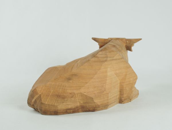 日展彫刻家 加藤知彦 和日（牛）木彫 (付属品：共箱/共布) 幅:26.4cm